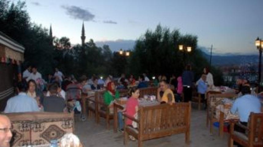 Kaymakam Demiral, Sağlık&ccedil;ılarla İftar Yaptı