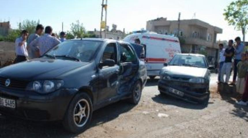 Kahta&rsquo;da İki Otomobil &Ccedil;arpıştı: 1 Yaralı