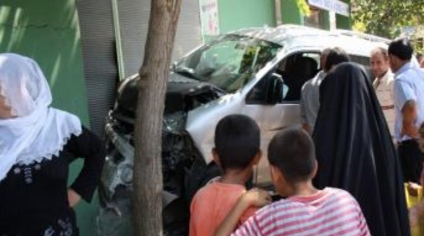 Yola &Ccedil;ıkan &Ccedil;ocuğa &Ccedil;arpmamak İ&ccedil;in Duvara &Ccedil;arptı