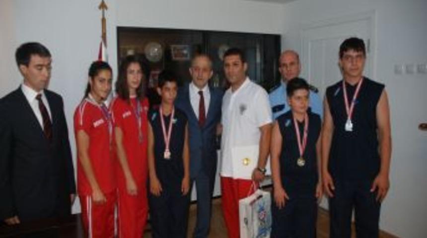 Emniyet M&uuml;d&uuml;r&uuml; Bilkay Şampiyon Boks&ouml;rleri &Ouml;d&uuml;llendirdi