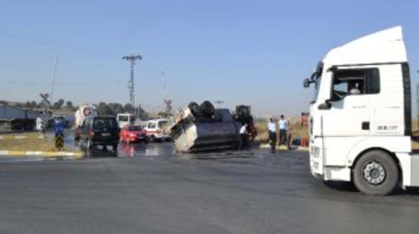 Freni Patlayan Su Tankeri Devrildi: 2 Yaralı