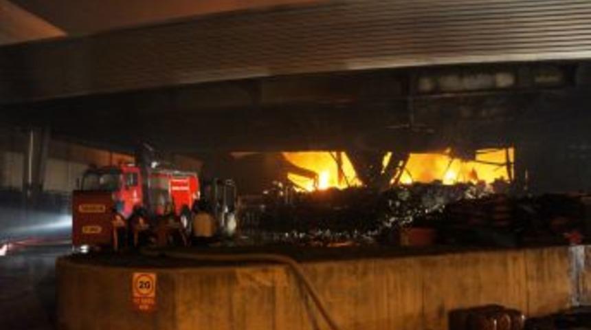 Tuzla&rsquo;daki Fabrika Yangını 12 Saattir S&uuml;r&uuml;yor