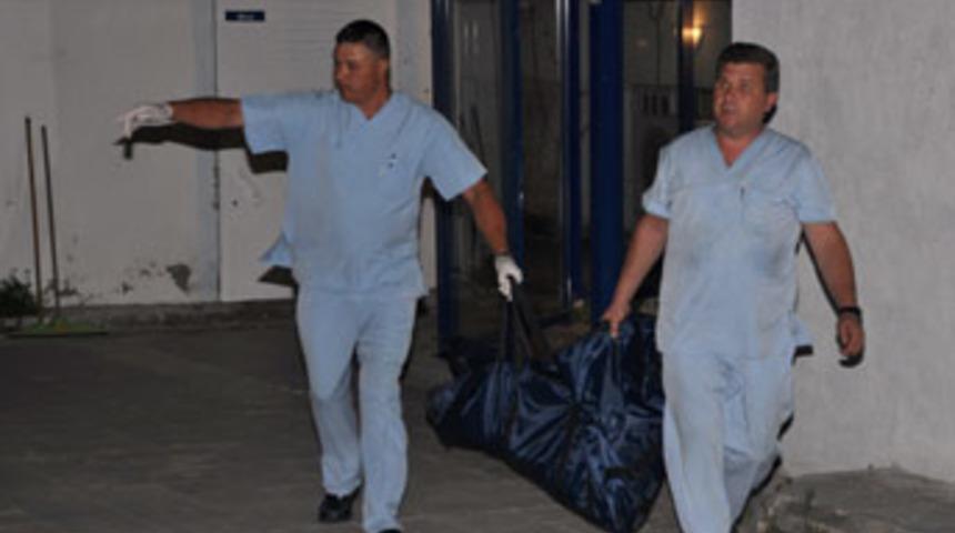 Eşini &ouml;ld&uuml;rmek isterken evlat katili oldu