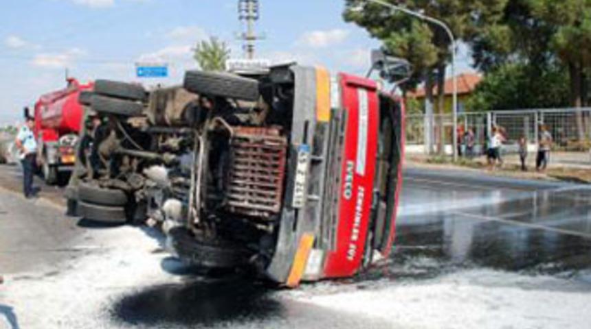 Binlerce litre s&uuml;t yola d&ouml;k&uuml;ld&uuml;