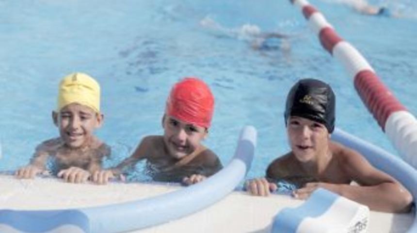 Bornova’da Üç Ayda 2 Bin Çocuk Yüzme Öğrendi