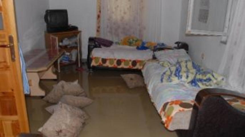 Samsun'da K&uuml;rt&uuml;n &Ccedil;ayı Taştı, Evler Ve Meyve Bah&ccedil;eleri Su Altında Kaldı