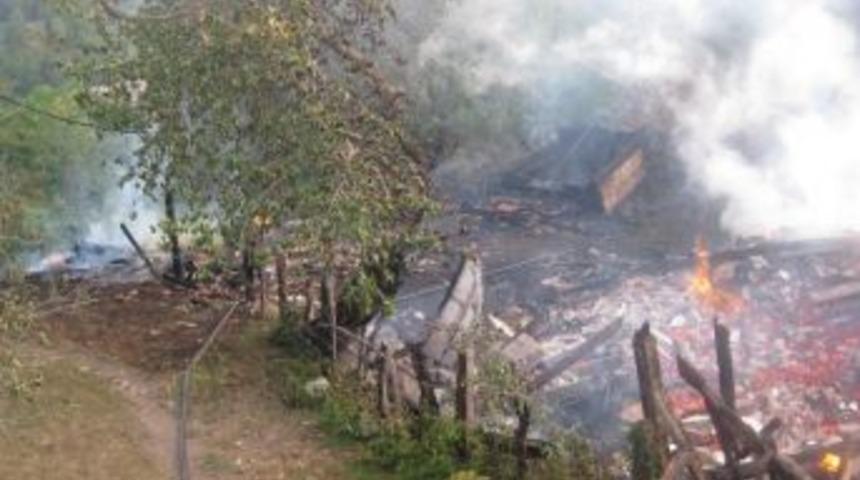 Sahur Vakti İki Ev K&uuml;l Oldu