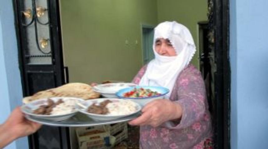 Kapı Kapı Dolaşarak 300 Aileye Iftar Yemeği Dağıtıyorlar