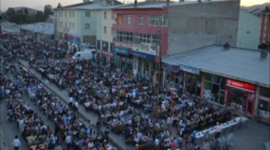 &Ccedil;aldıran Belediyesi İftar Yemeğine 10 Bin Kişi Katıldı