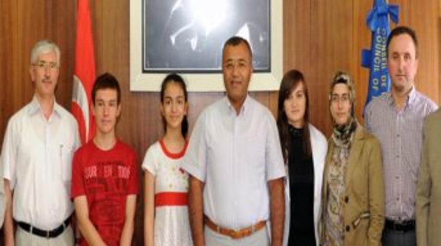 T&uuml;rkiye Derecesi Yapan &Ouml;ğrencilere Vali &Ccedil;ift&ccedil;i'den Bir Yıllık Burs S&ouml;z&uuml;