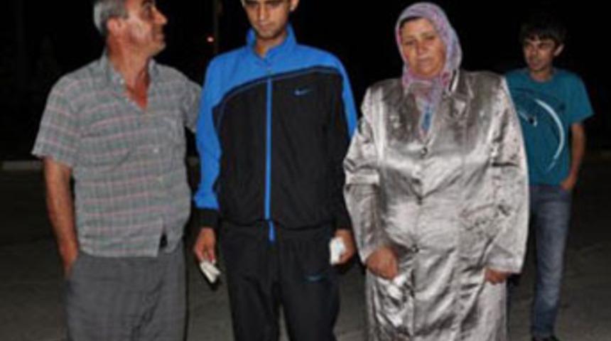 Yaralı asker otob&uuml;sle geldi, baba isyan etti