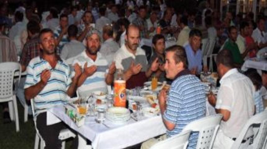 Başkan Karaosmanoğlu Park Bah&ccedil;eler Personeli İle İftar Yaptı