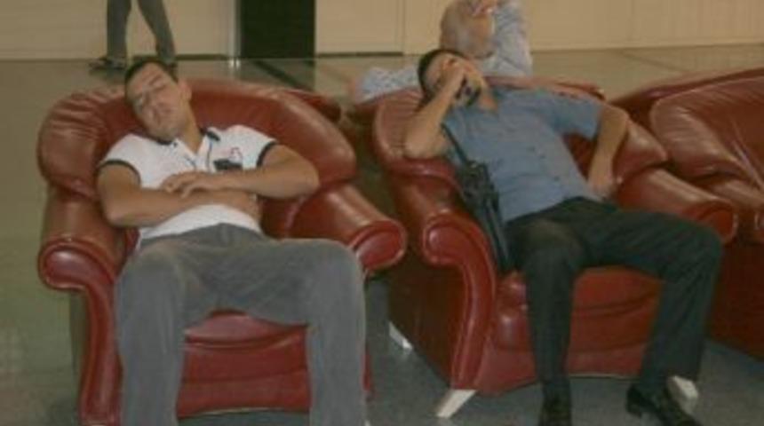 Hastanede Koltukların &Uuml;zerinde Uyuyanlara Tepki