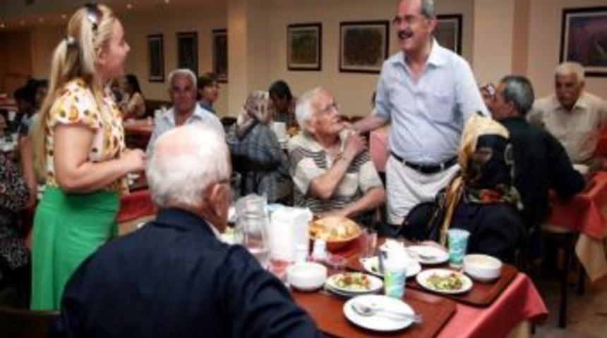 Eskişehir B&uuml;y&uuml;kşehir Belediyesi Şehit Ve Gazi Ailelerine İftar Yemeği Verdi