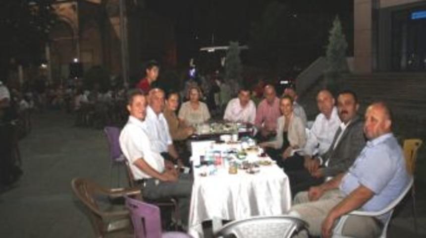 Düzce Belediyesi Meclis Üyeleriden Çay Molası