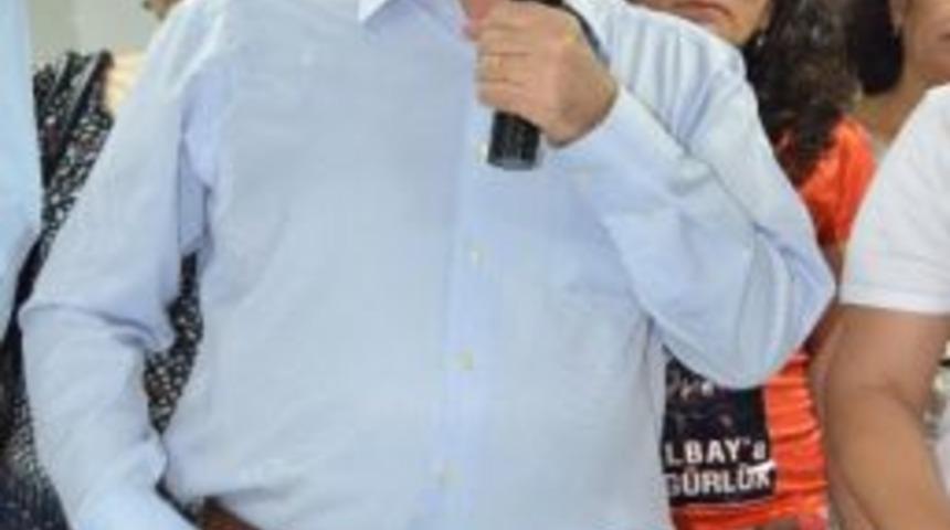 Mustafa Balbay'ın Doğum G&uuml;n&uuml; Pastasını Gazeteciler Kesti