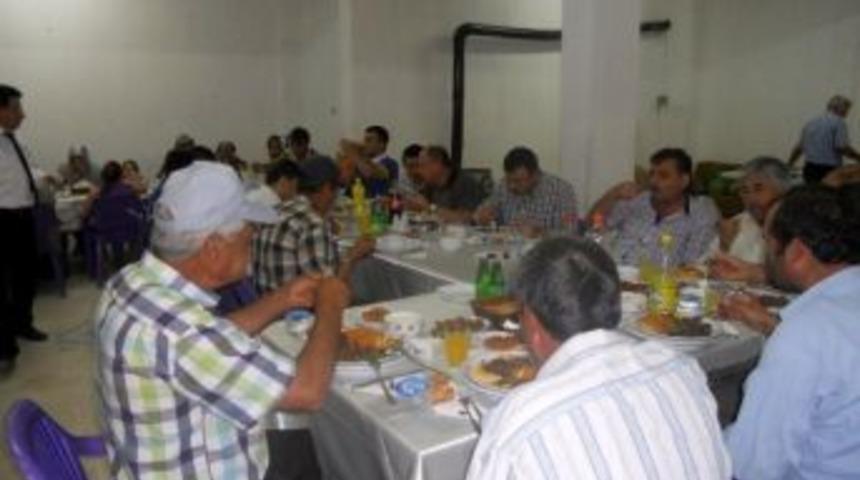 Gediz Kaymakamı &Ccedil;orumluoğlu, Şehit Mustafa T&uuml;rkmen'in Ailesine İftar Konuğu Oldu