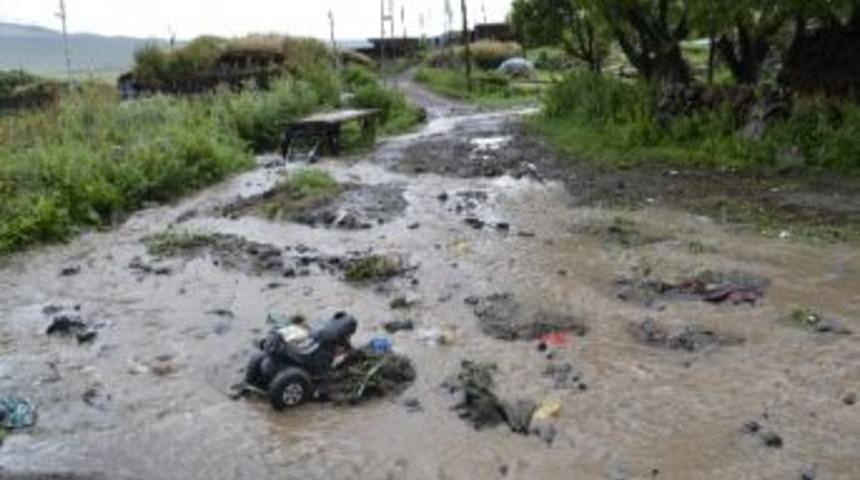 Yağmur S&uuml;r&uuml;g&uuml;den K&ouml;y&uuml;n&uuml; Teslim Aldı