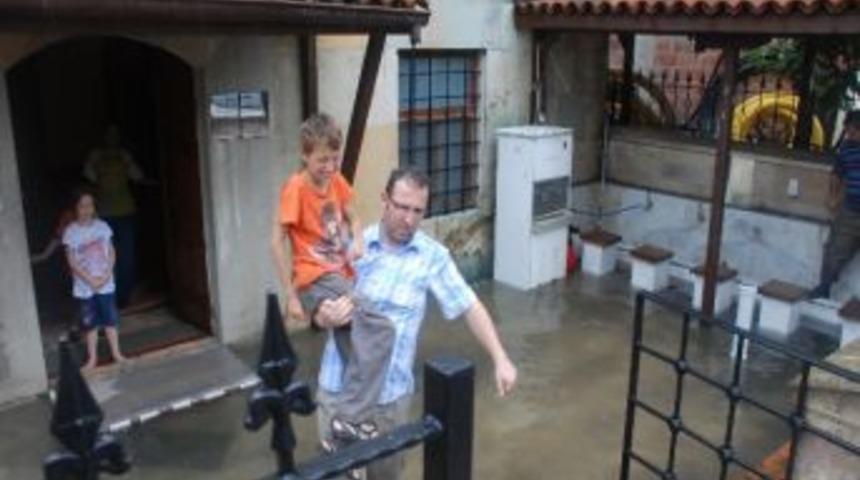 Hortum Ardından Başlayan Yağmur Hayatı Fel&ccedil; Etti