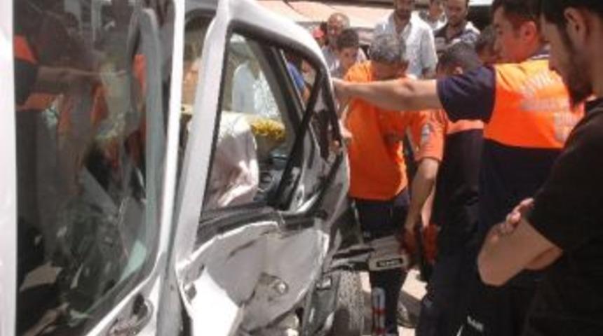 Van&rsquo;da Trafik Kazası: 2 Yaralı