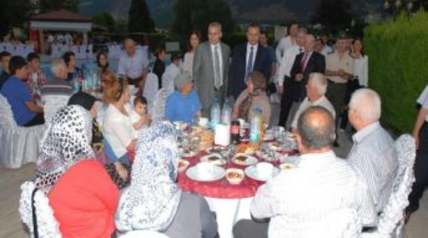 Vali Demir&rsquo;den Şehit Yakınlarına İftar Yemeği