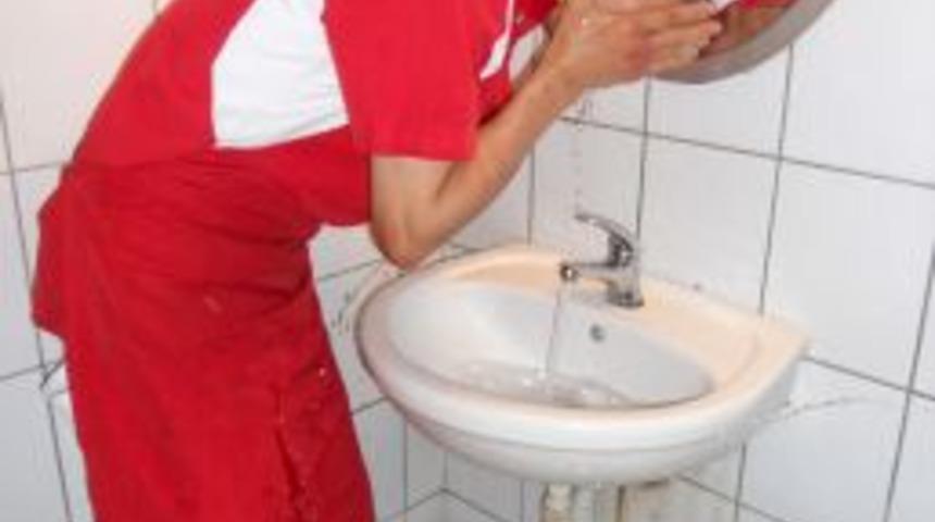 Esnaf, Sıcaklarda ASKİ'nin Şebeke Sularıyla Serinliyor