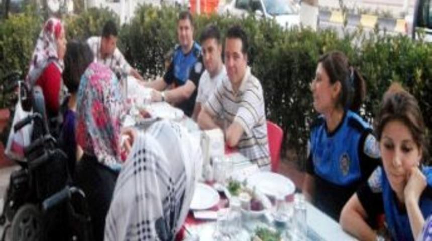 Polisten Anlamlı İftar Yemeği