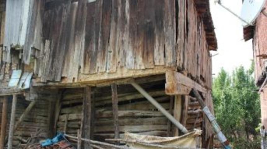 Evleri Yıkılmak &Uuml;zere Olan Aile Yardım Bekliyor