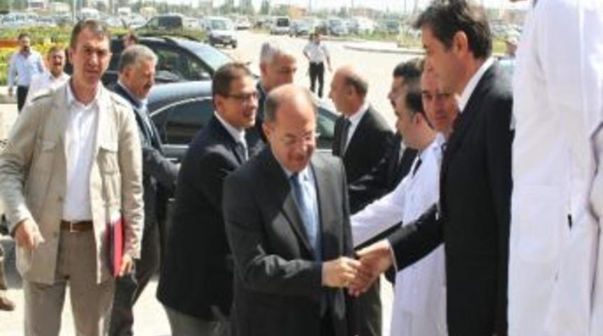 Sağlık Bakanı Akdağ Ka&uuml; Araştırma Hastanesi&rsquo;nde İncelemelerde Bulundu