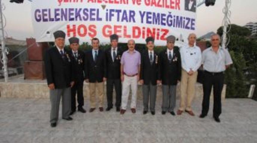 Şehit Ve Gazi Aileleriyle İftarda Buluşan Narlıdere Belediye Başkanı Abd&uuml;l Batur: "şehit Ve Gazilerimiz Başımızın Tacı"