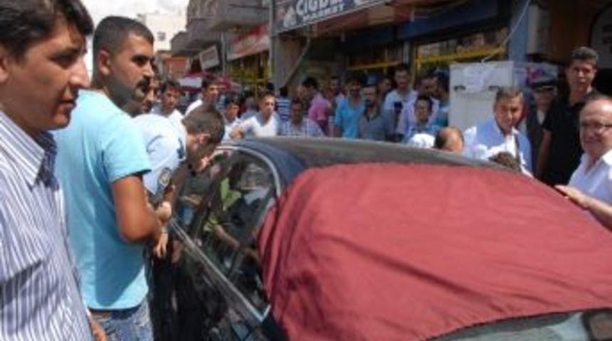 Otomobilde Kilitli Kalan Yaşlı Kadın İ&ccedil;in Seferber Oldular