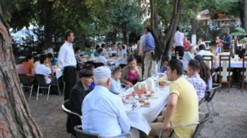 Vali Şahin&rsquo;den Huzurevi Sakinleri İle Yetiştirme Yurdu &Ccedil;ocuklarına İftar