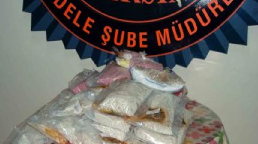 Mersin&rsquo;de Otomobil &Ccedil;amurluğundan 150 Bin Adet Uyuşturucu Hap Ele Ge&ccedil;irildi