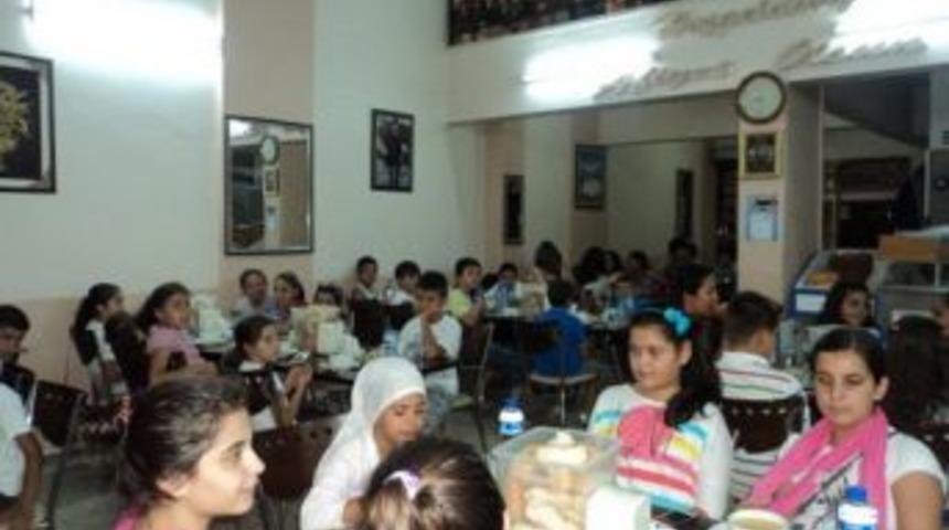 K&uuml;&ccedil;&uuml;kler Camide Iftar Ediyor