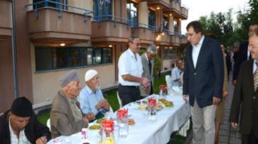 Vali Ve Eşinden Yaşlılara İftar