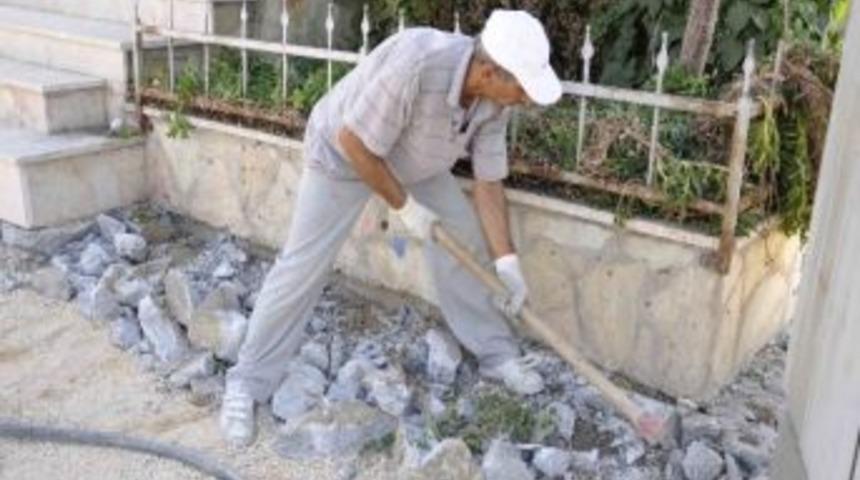 Kuşadası&rsquo;nda Kaldırım &Ccedil;alışmaları Aralıksız S&uuml;r&uuml;yor