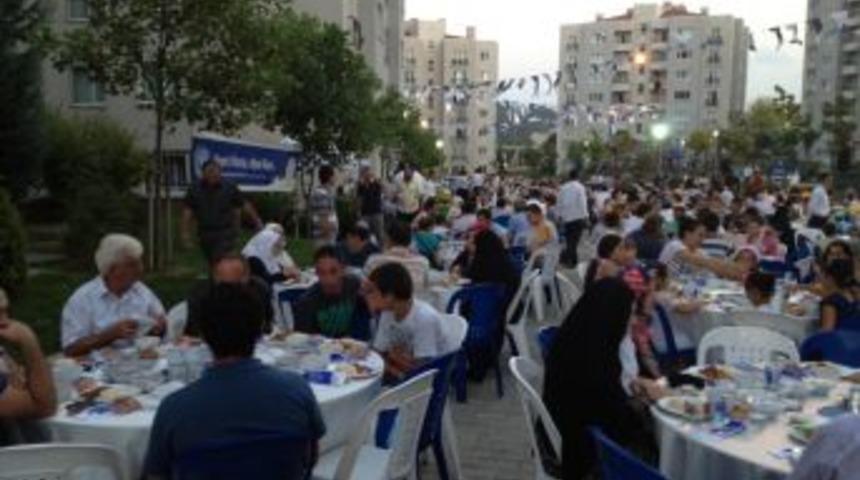 Bakan Egemen Bağış, Arnavutk&ouml;y'de Halk Iftarına Katıldı
