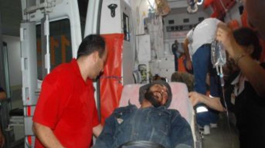 Yaralı Suriyeliler Ambulanslarla İskenderun'a Getirildi