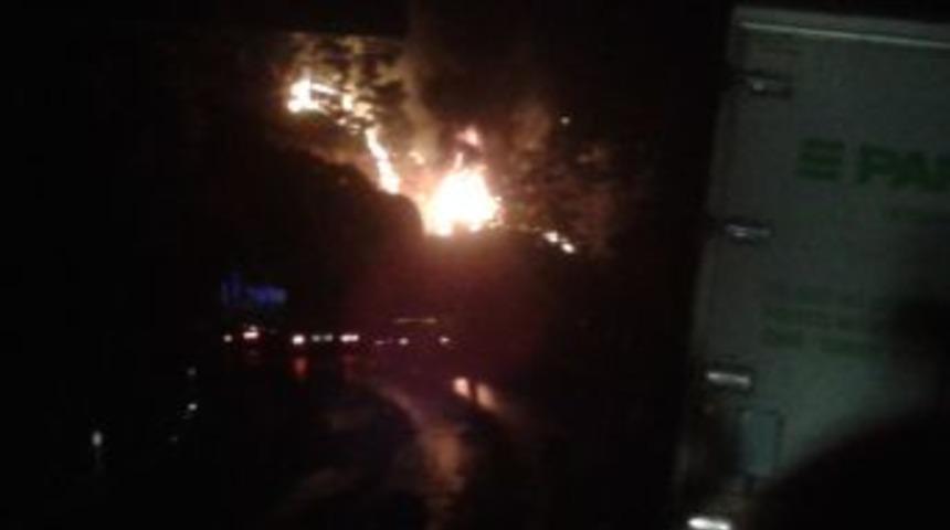 Yolcu Otob&uuml;s&uuml; Yandı, Alevler Ormana Sı&ccedil;radı