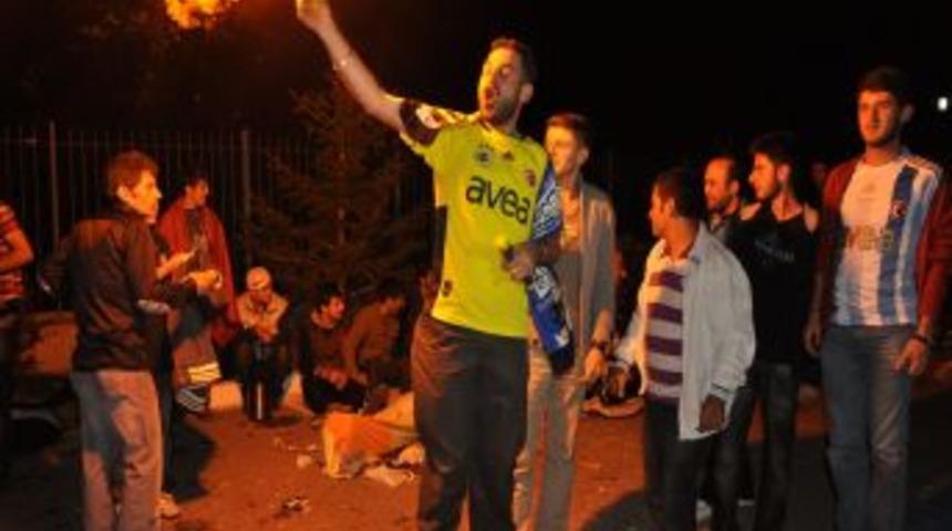 Fanatik Taraftarlar Sahuru Bilet Kuyruğunda Yaptı