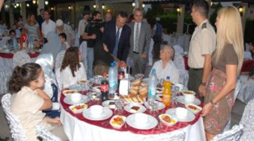 Denizli Valisi Demir, Şehit Yakınları Ve Gazilere Iftar Yemeği Verdi