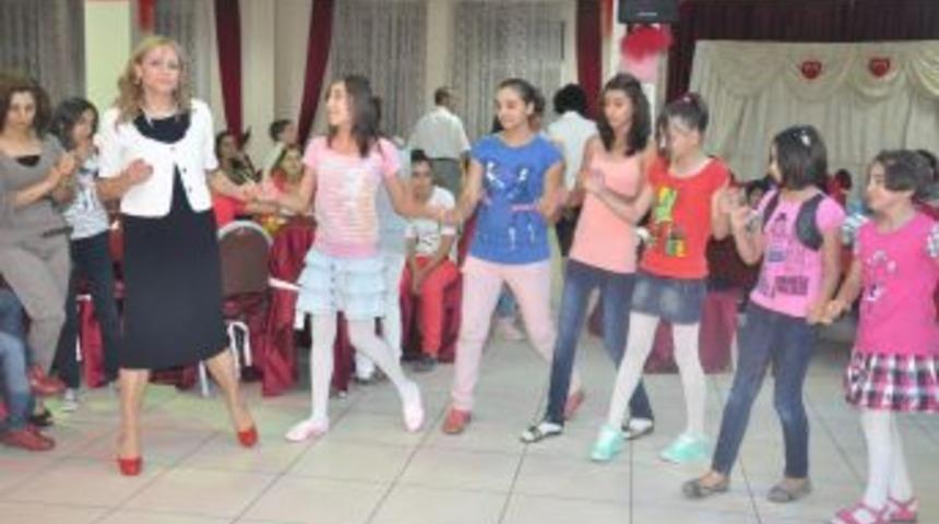 Kimsesiz &ccedil;ocuklarla anlamlı iftar