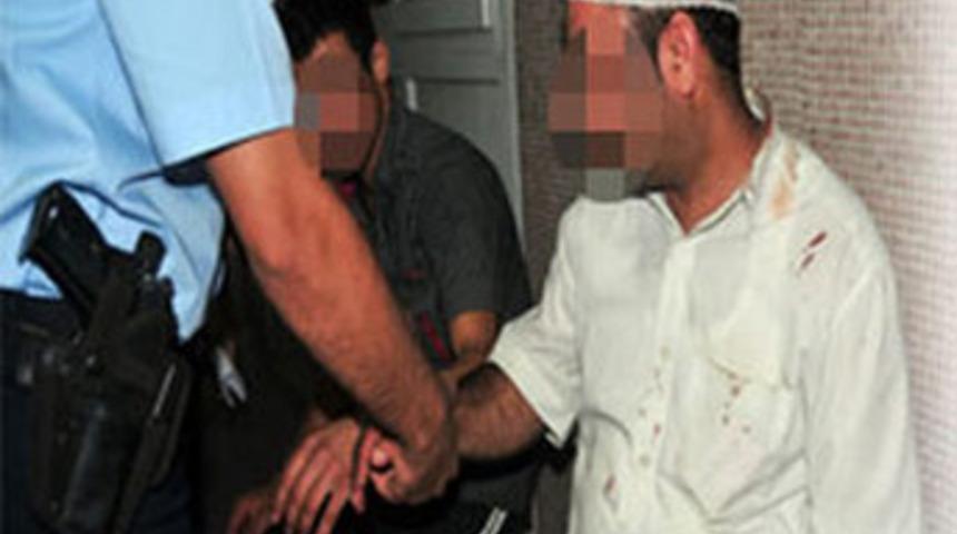 Namaz kılan adama işkence!