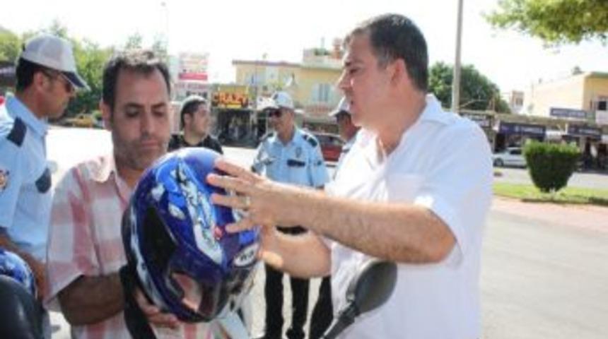 Emniyet Motosiklet Sürücülerine Ücretsiz Kask Dağıttı