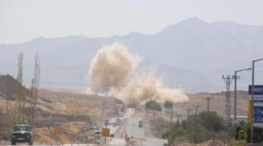 1 Ton Patlayıcıyla Kayalar Havaya U&ccedil;uruldu