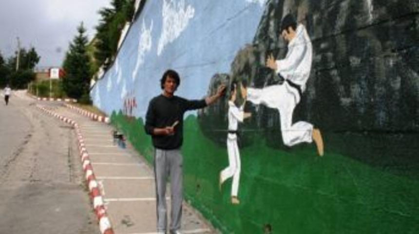 G&uuml;m&uuml;şhane&rsquo;de Boş Duvarlara Makyaj