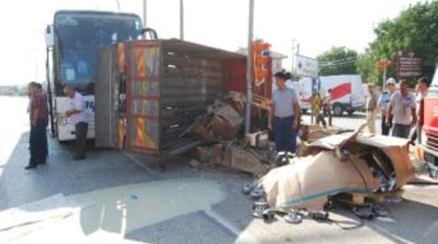 Otobüs Kavşakta Bekleyen Kamyona Çarptı