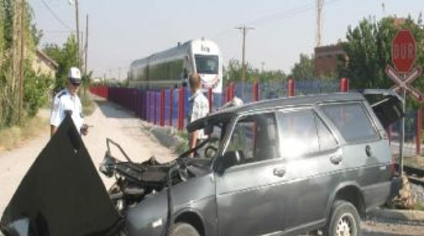 Ray Otob&uuml;s&uuml; Otomobille &Ccedil;arpıştı: 5 Yaralı