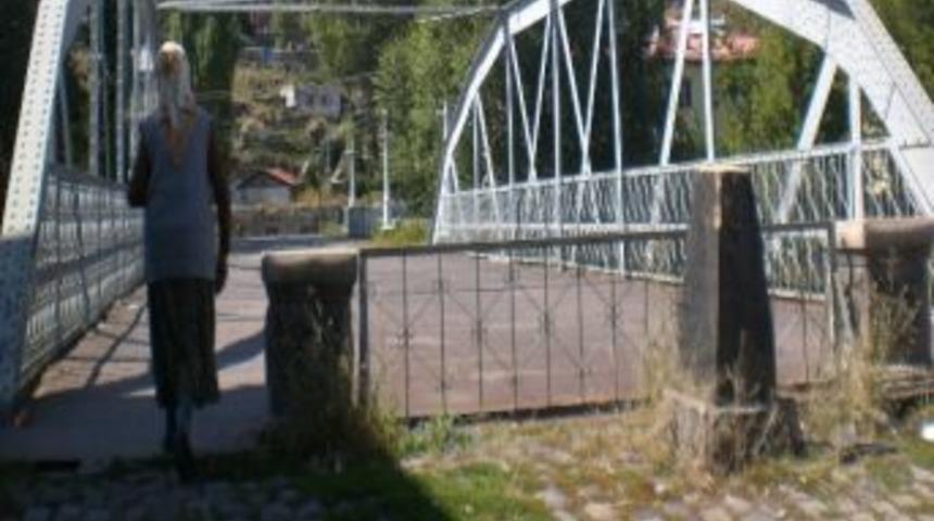 Tarihi Demir K&ouml;pr&uuml;&rsquo;n&uuml;n Tahtaları &Ccedil;&uuml;r&uuml;d&uuml;