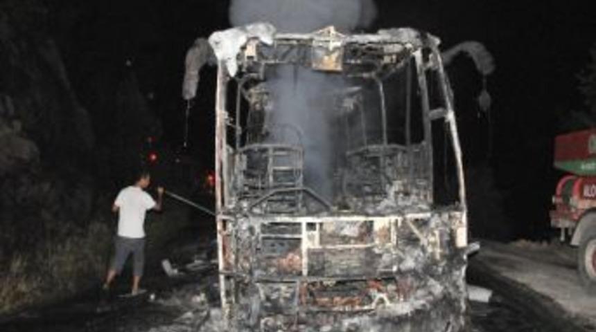 Yolcu Otob&uuml;s&uuml; Yandı, Alevler Ormanı Sardı